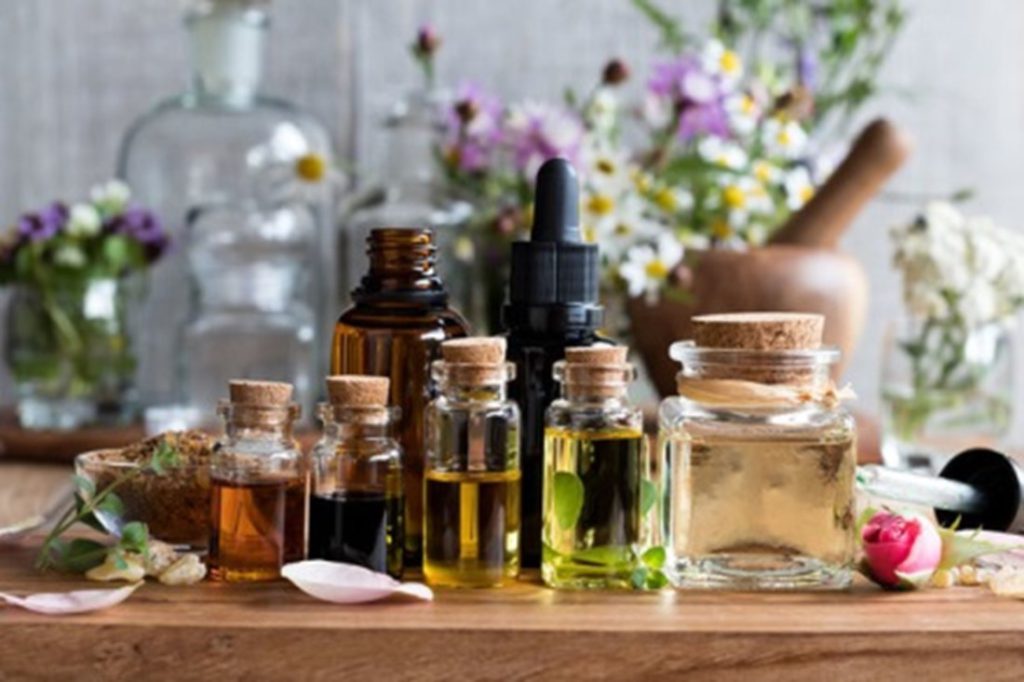 استفاده از اسانس های مختلف در لوازم آرایشی و بهداشتی.